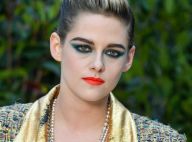 Fashion! Kristen Stewart usa calça dourada e batom vermelho no desfile da Chanel