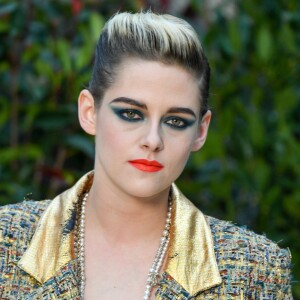 Kristen Stewart apostou na maquiagem com sombra verde e batom coral para o desfile da Chanel de Alta Costura da Chanel na última terça-feira, dia 22 de janeiro de 2019