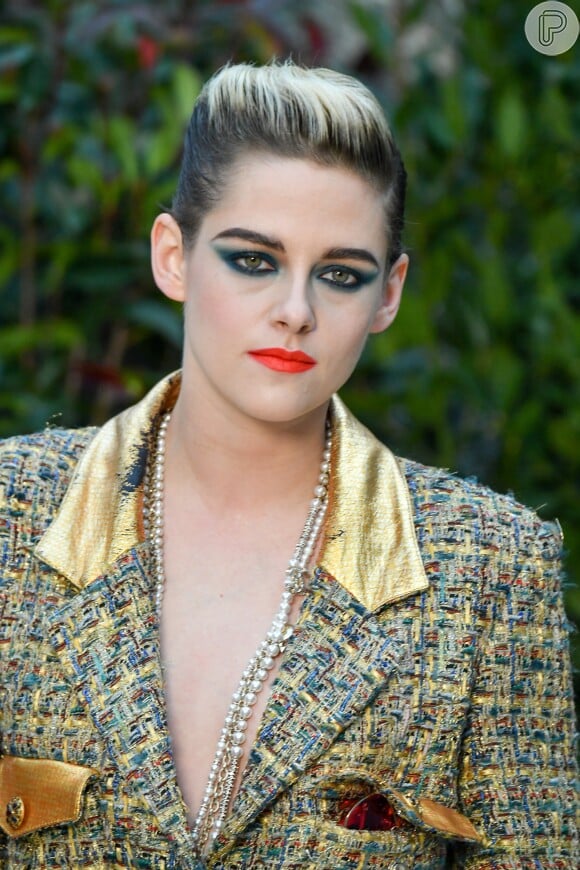 Kristen Stewart apostou na maquiagem com sombra verde e batom coral para o desfile da Chanel de Alta Costura da Chanel na última terça-feira, dia 22 de janeiro de 2019
