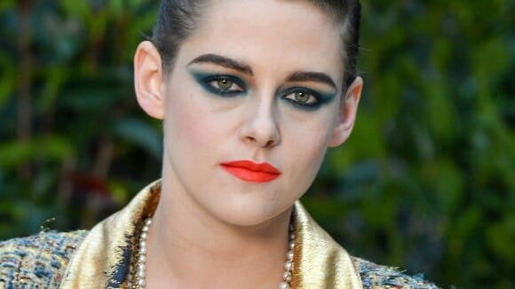 Fashion! Kristen Stewart usa calça dourada e batom vermelho no desfile da Chanel