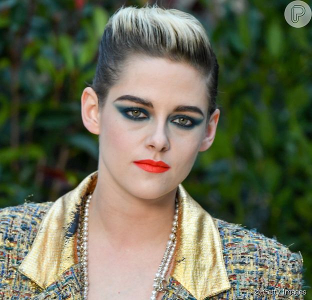 Kristen Stewart apostou na maquiagem com sombra verde e batom coral para o desfile da Chanel de Alta Costura da Chanel na última terça-feira, dia 22 de janeiro de 2019
