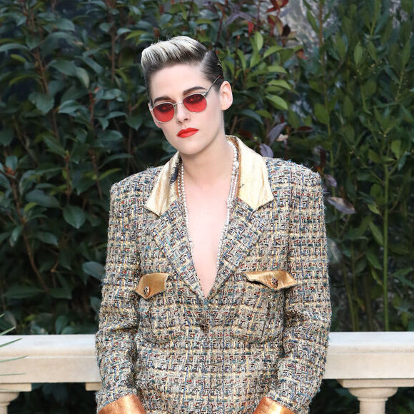 O óculos com lentes vermelhas arrematou o visual metalizado de Kristen Stewart na Semana de Moda de Paris