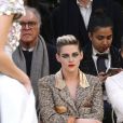  Para assistir ao desfile da Chanel na Semana de Moda de Paris, Kristen Stweart apostou em calça metalizada e blazer de tweed com detalhes dourados 