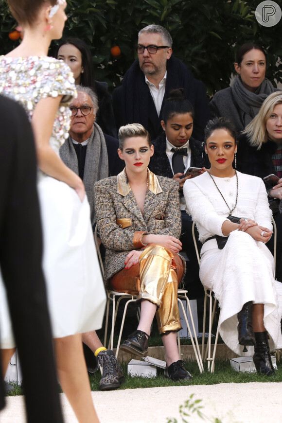 Para assistir ao desfile da Chanel na Semana de Moda de Paris, Kristen Stweart apostou em calça metalizada e blazer de tweed com detalhes dourados