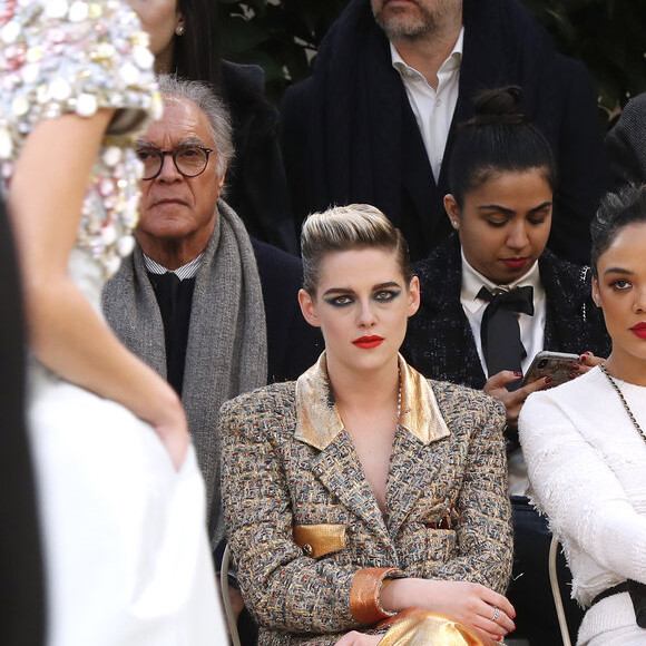 Para assistir ao desfile da Chanel na Semana de Moda de Paris, Kristen Stweart apostou em calça metalizada e blazer de tweed com detalhes dourados