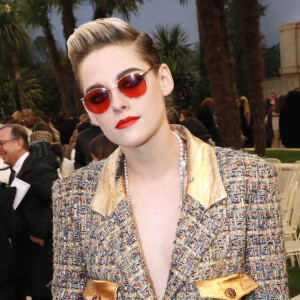 Para combinar com o batom vermelho, Kristen Stewart apostou em óculos com lentes avermelhadas