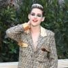 O look andrógino de Kristen Stewart para o desfile de Alta Costura da Chanel foi metalizado