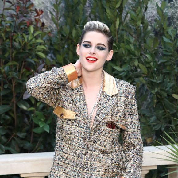 O look andrógino de Kristen Stewart para o desfile de Alta Costura da Chanel foi metalizado