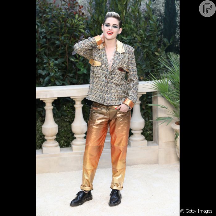 O look andrógino de Kristen Stewart para o desfile de Alta Costura da  Chanel foi metalizado - Purepeople