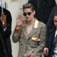 O óculos vermelho também fez parte do look de Kristen Stewart no desfile da Chanel