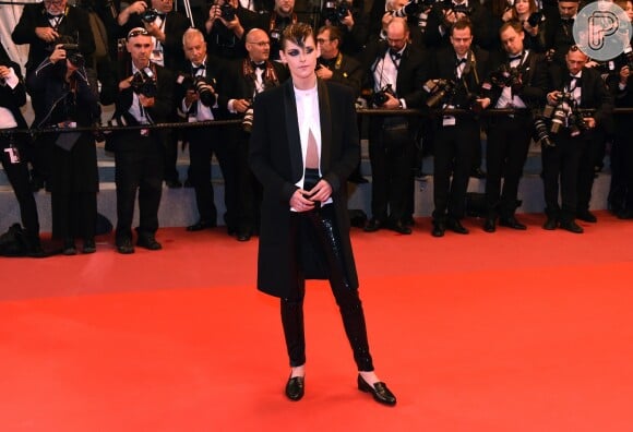 Kristen Stewart costuma usar conjuntinho de calça e blazer no tapetes vermelhos. Esse look foi em Cannes, em 2018