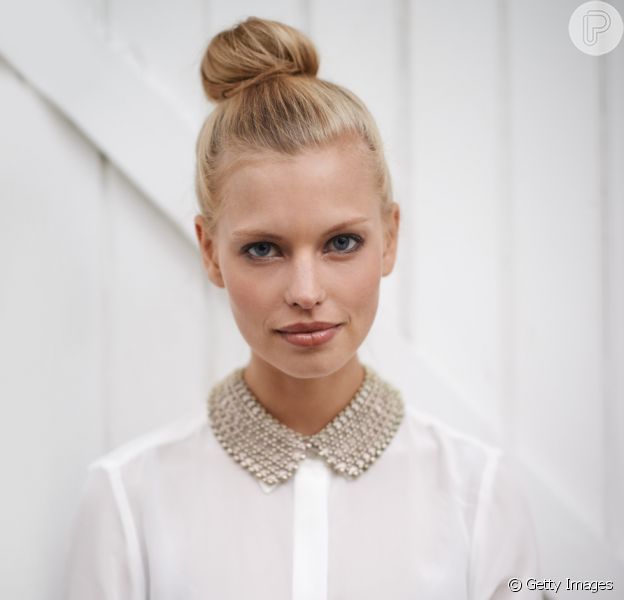 Um penteado que você não costuma usar no dia a dia pode deixar o look de trabalho mais fashion