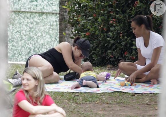Rodeada de brinquedos, Regiane Alves se divertiu com o filho, João Gabriel, no Rio