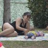 Regiane Alves brinca com o filho João Gabriel em praça no Rio