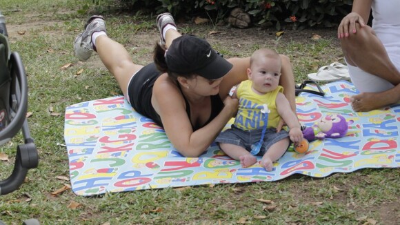 Regiane Alves brinca com o filho, João Gabriel, em praça no Rio