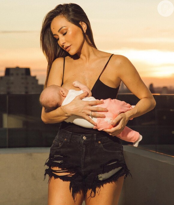 Sabrina Sato deixa leite armazenado para a filha, Zoe, quando não pode amamentar a bebê no peito