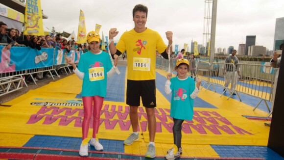 Rodrigo Faro corre com as filhas em maratona infantil em São Paulo