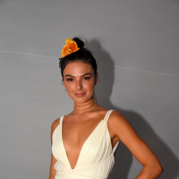 Isis Valverde mostrou parte do rosto do filho, Rael, em foto postada no Instagram Stories