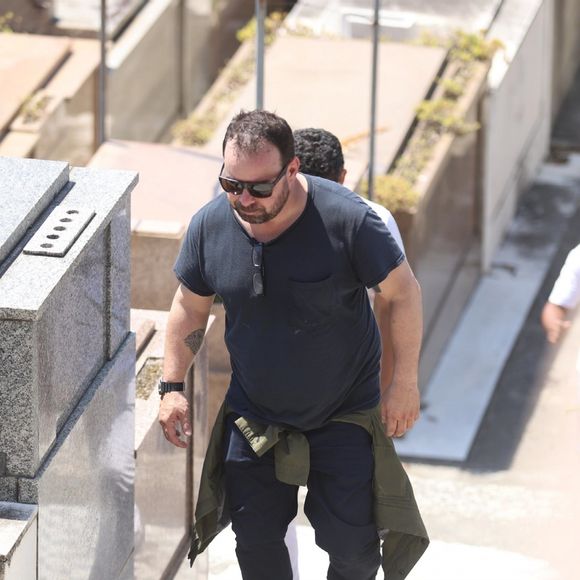 Jonas Torres, irmão de Caio Junqueira, foi ao velório do ator em Botafogo