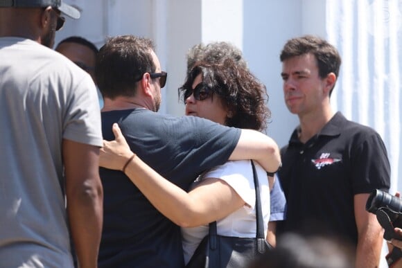 Irmão de Caio Junqueira, Jonas Torres recebeu consolo de amigos durante o velório do irmão