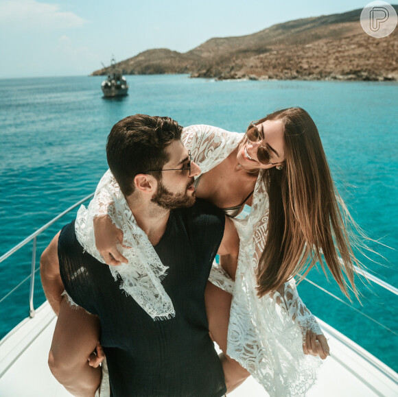 Alok e Romana Novais estão juntos desde 2014 e ficaram noivos em 2018