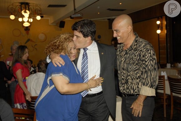 Wagner Montes beija Alcione em evento com Amin Khader