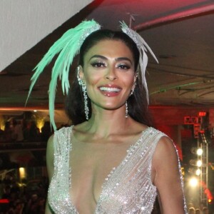 Juliana Paes apostou em look decotado, criação de Yan Acioli, para ensaio de carnaval da Grande Rio, neste sábado, 26 de janeiro de 2019