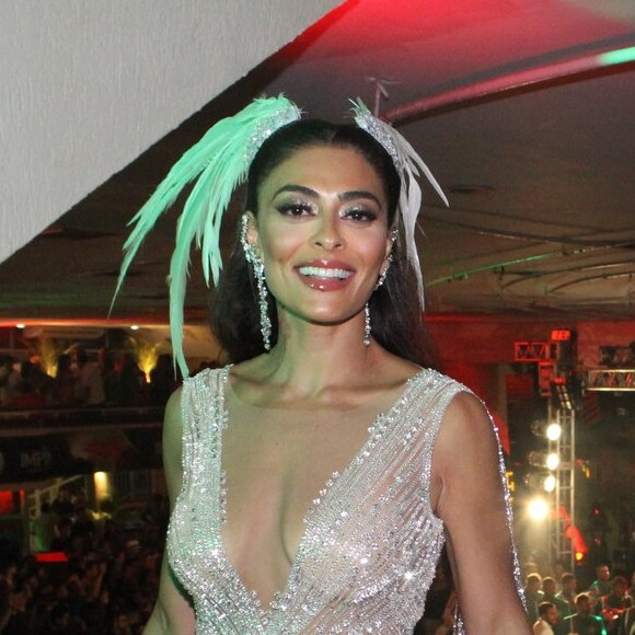 Juliana Paes apostou em look decotado, criação de Yan Acioli, para ensaio de carnaval da Grande Rio, neste sábado, 26 de janeiro de 2019