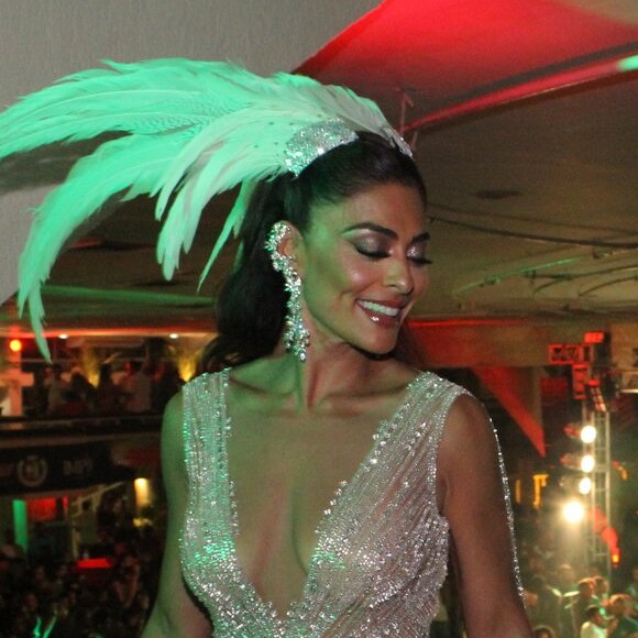 Juliana Paes apostou em um visual decotado para ensaio de carnaval