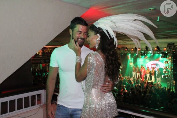 Juliana Paes trocou carinhos com o marido, Carlos Eduardo Baptista, em ensaio de carnaval