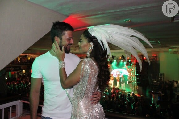 Juliana Paes teve a companhia do marido, Carlos Eduardo Baptista, no ensaio da Grande Rio para o carnaval 2019