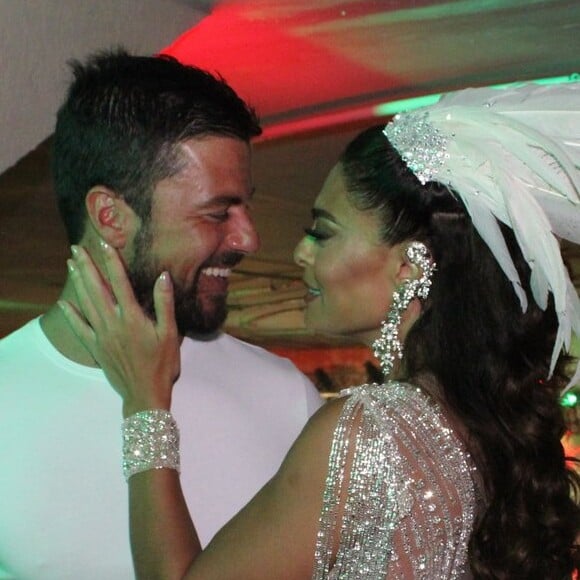 Juliana Paes teve a companhia do marido, Carlos Eduardo Baptista, no ensaio da Grande Rio para o carnaval 2019