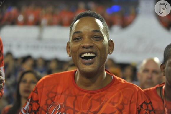 Will Smith sorri ao assistir o desfile das escolas de samba na Sapucaí