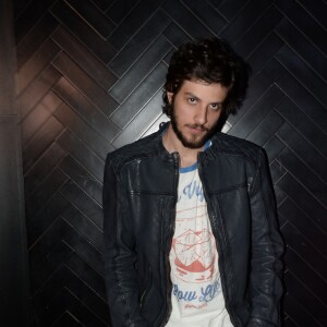 'Essas aspas estão sendo usadas por alguns veículos fora de contexto. Essa frase não representa nenhuma linha de raciocínio minha e muito menos uma opinião', disse Chay Suede