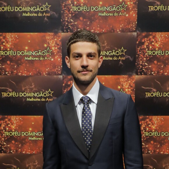 'Estávamos eu e a jornalista conversando sobre nudez em cena e eu disse que não via como obstáculo a nudez caso fosse uma necessidade cênica, não é questão de gostar ou não gostar', declarou Chay Suede