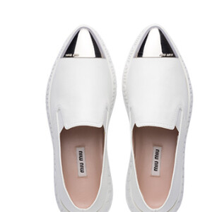 O slip-on pode ser encontrado em sites de compras internacionais como Farfetch, Shape.com e Modesens