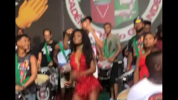 Erika Januza apostou em um vestido decotado e com fenda em ensaio da Grande Rio para o carnaval 2019