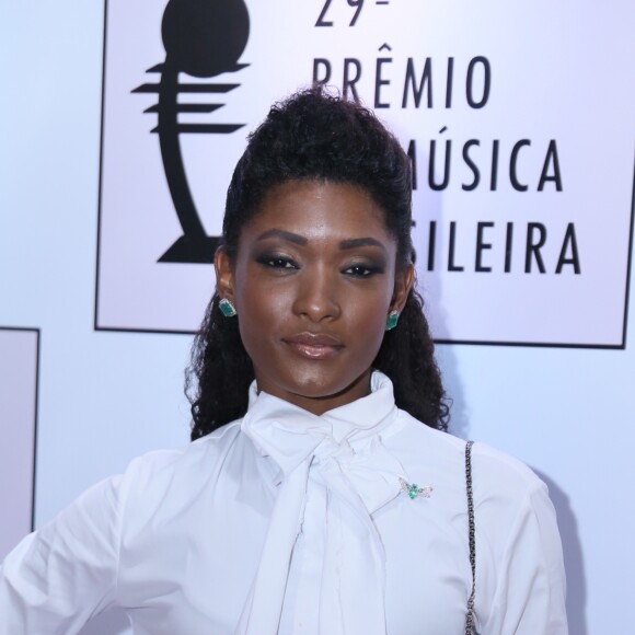 Erika Januza foi chamada de 'fedida' na web e rebateu: 'Eu vejo que quando se ataca um negro pelo simples fato de ser, você atacou todo um grupo'