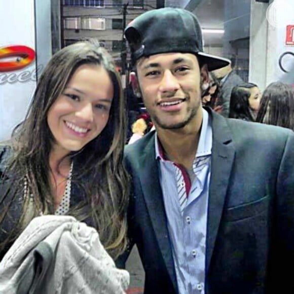 Bruna Marquezine conversa com fãs sobre o término do namoro com Neymar: 'De fato acabou', comentou ela no Instagram, nesta segunda-feira, 22 de setembro de 2014