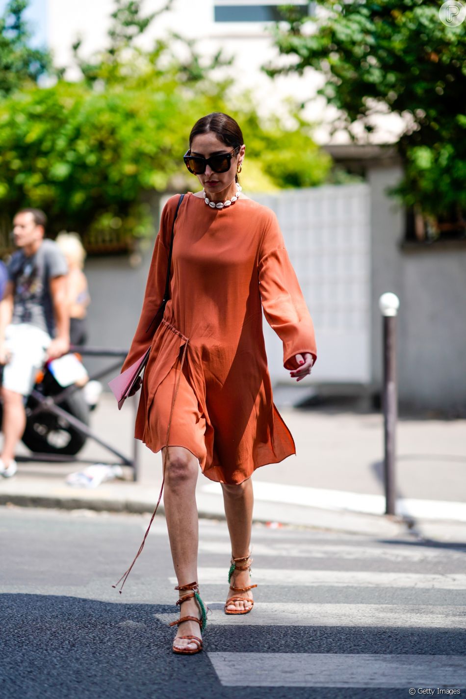 vestido midi com sandalia rasteira