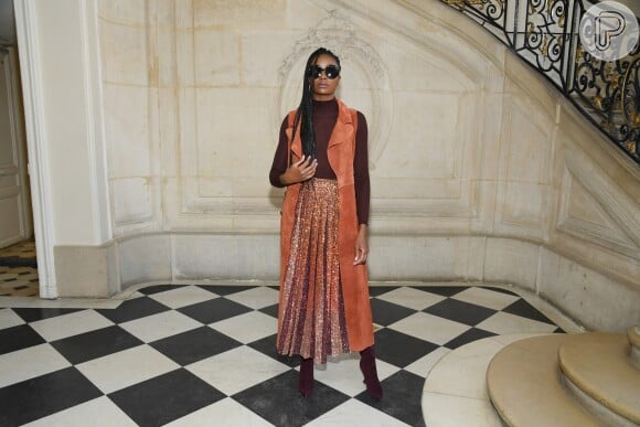 Colete em tamanho maxi + saia longa plissada com brilho. Kiki Layne no desfile de Christian Dior Haute Couture Spring Summer 2019, na Paris Fashion Week
