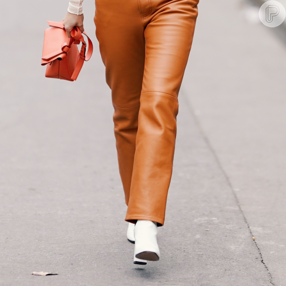 Calça terracota + bota branca é tendência na moda!