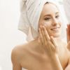 No verão, o creme hidratante deve ser usado na pele do rosto até mesmo pelas donas de pele oleosa