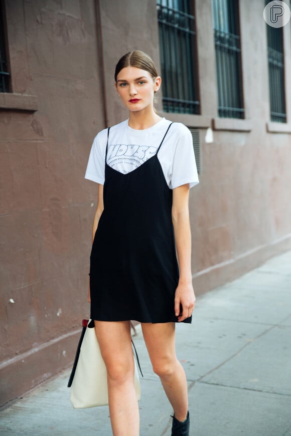 Slip dress: o vestido que parece uma camisola é perfeito para o verão. Use com camiseta, fica super cool.