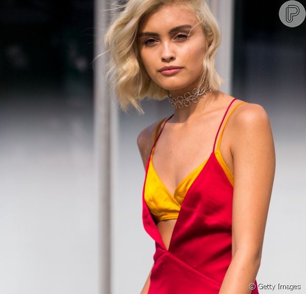 Slip dress: o vestido que parece uma camisola é perfeito para o verão. Aposte na lingerie à mostra e no contraste de cores.
