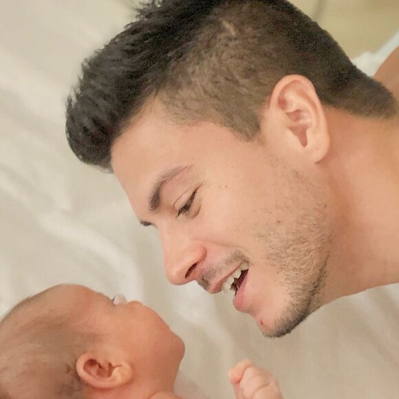 Arthur Aguiar não cansa de 'babar' pela filha, Sophia, de 3 meses