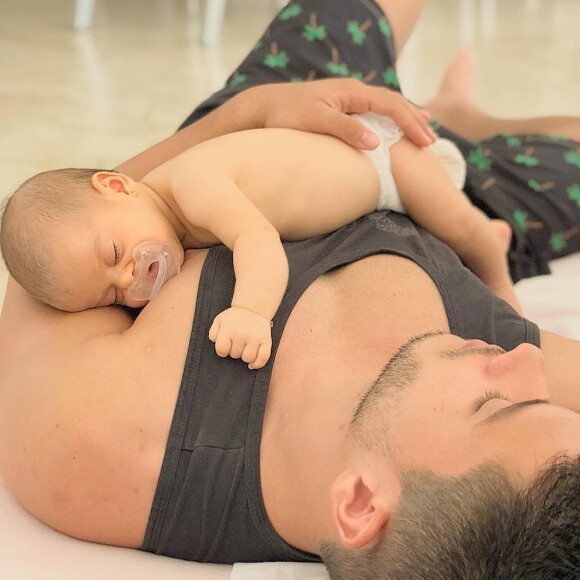 Arthur Aguiar fez a filha, Sophia, dormir em seu colo