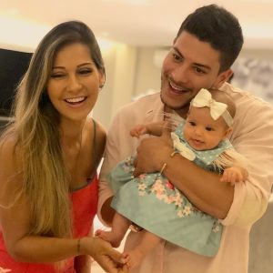 Mayra Cardi e Arthur Aguiar são pais da pequena Sophia, de 3 meses