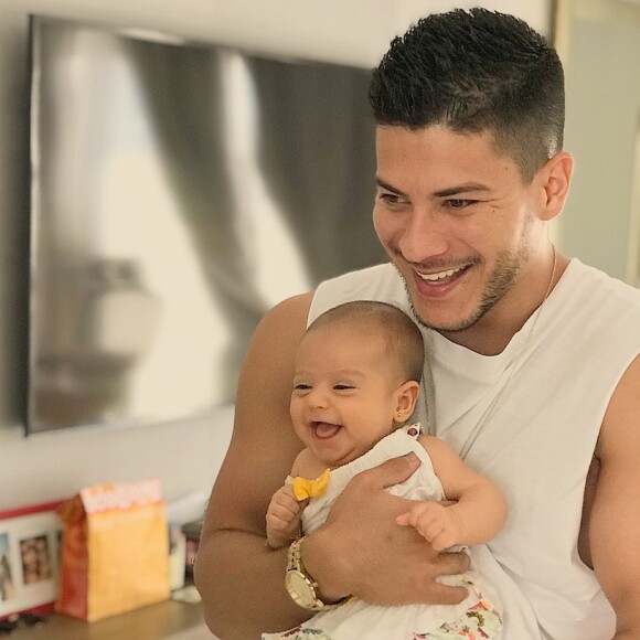 Arthur Aguiar é presente na rotina de Sophia, sua filha com Mayra Cardi