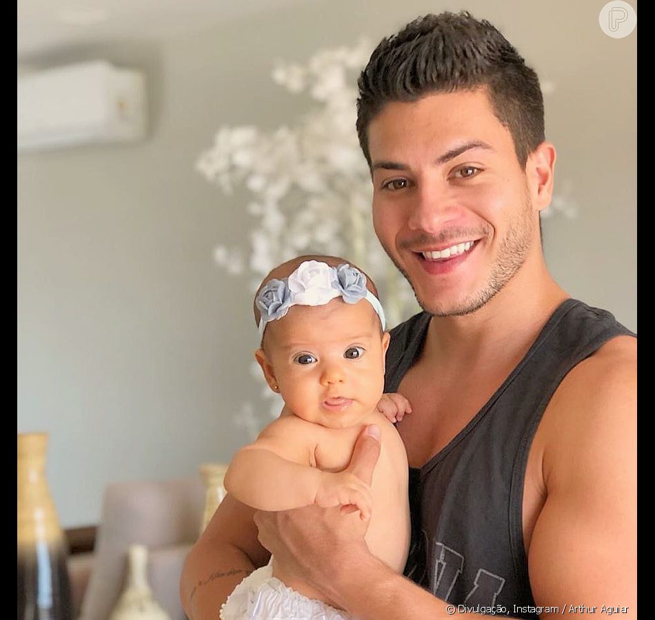 Com A Filha No Colo Arthur Aguiar Divulgou O Novo Trabalho Na Web Purepeople